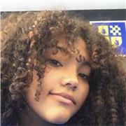 Étudiante en baccalauréat professionnelle métiers de l’accueil offre des cours généraux dans toutes les matières